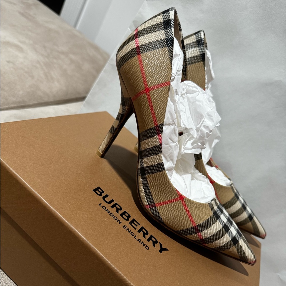 Original,comes with dust bag and box. Reason for sale: I can't wear pumps